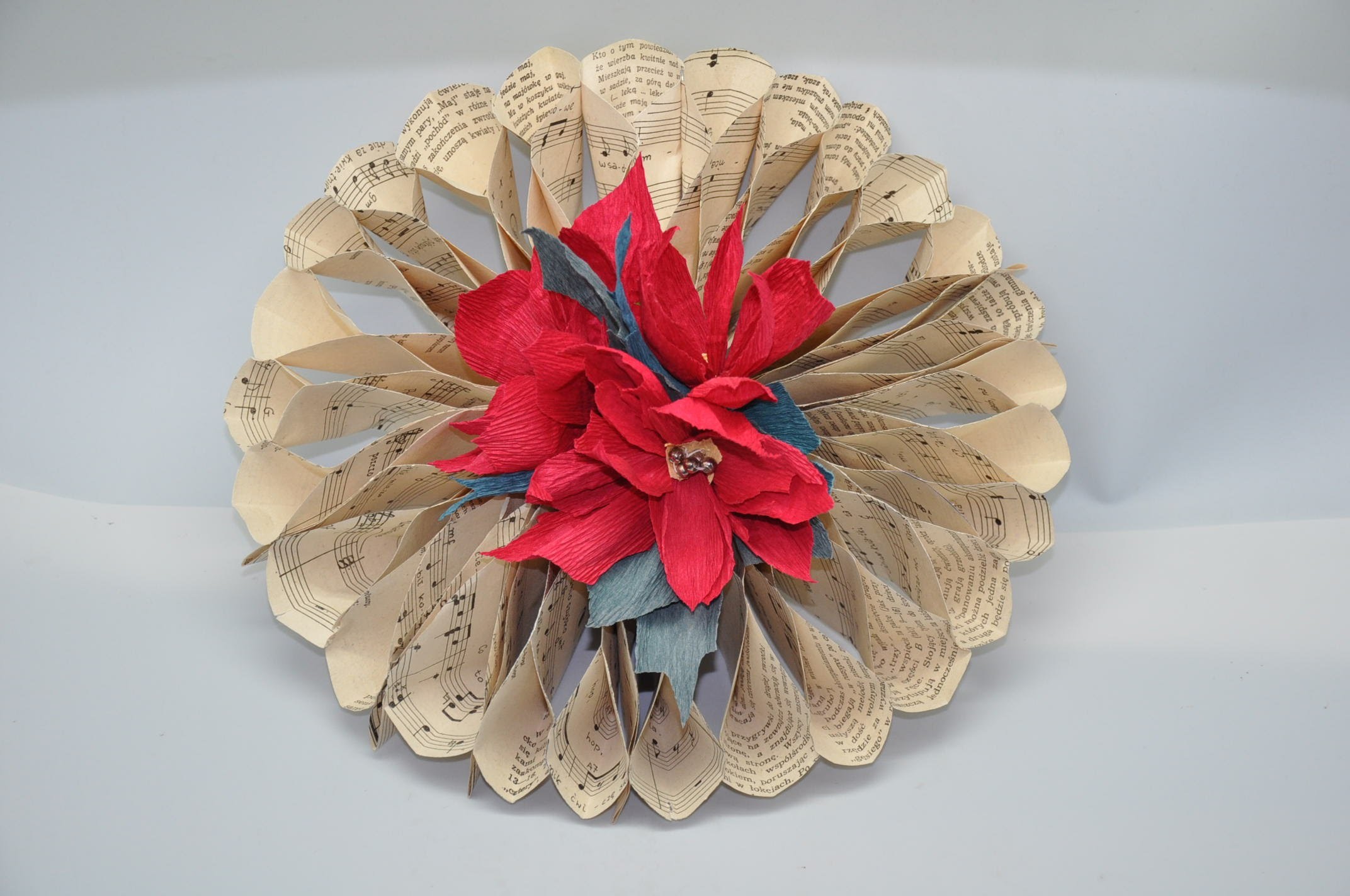 Wianek z papieru.  Christmas ornament - paper wreath DIY