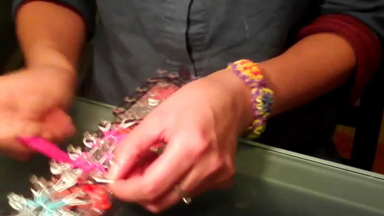 Jak zrobic bransoletke z gumek kwiatki