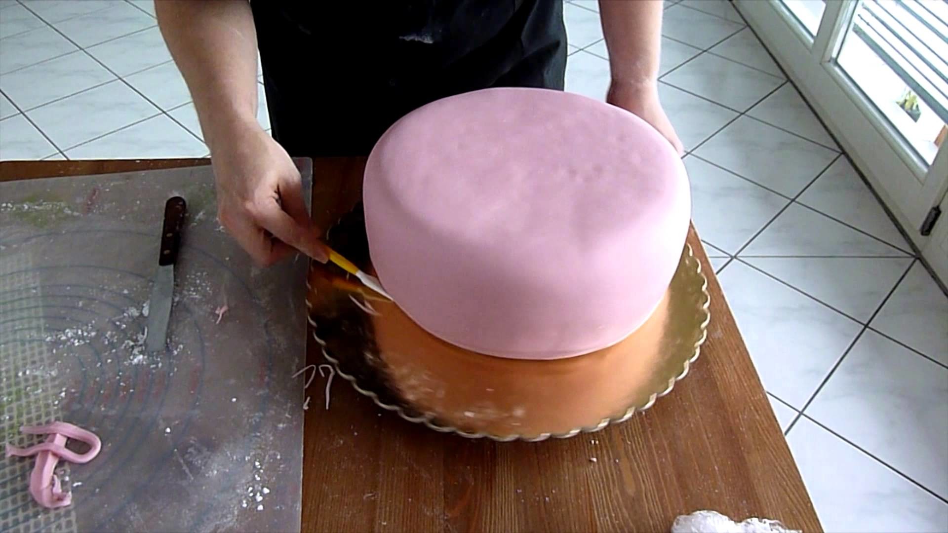 How to cover a cake with marzipan and sugarpaste - part 2