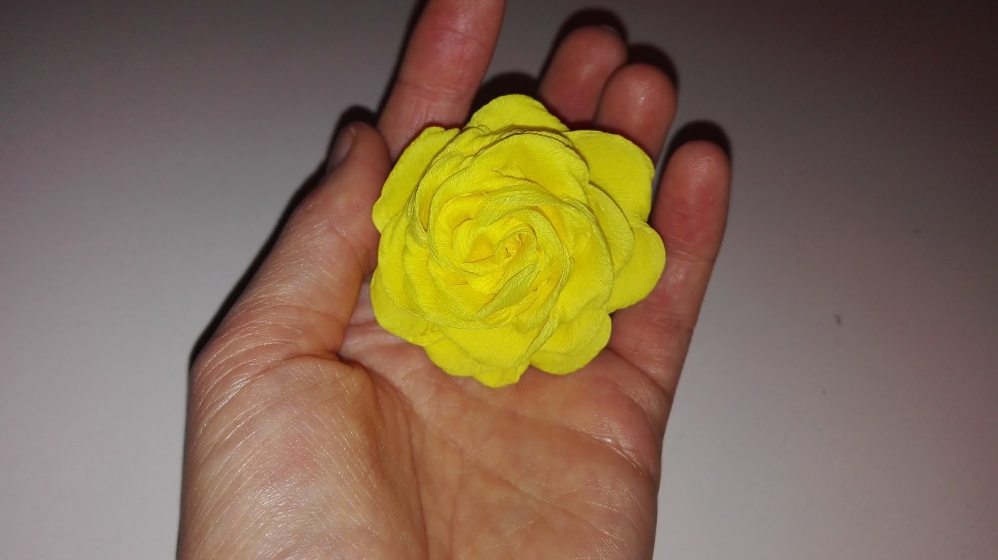 Jak zrobić różę z bibuły marszczonej. How to make a tissue paper rose