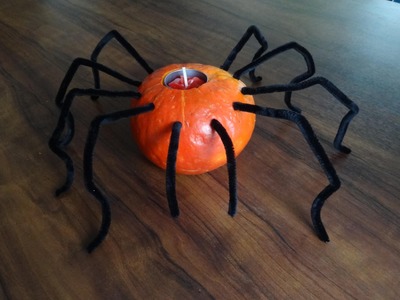 Dekoracja na Halloween. świecznik z dyni w kształcie pająka
