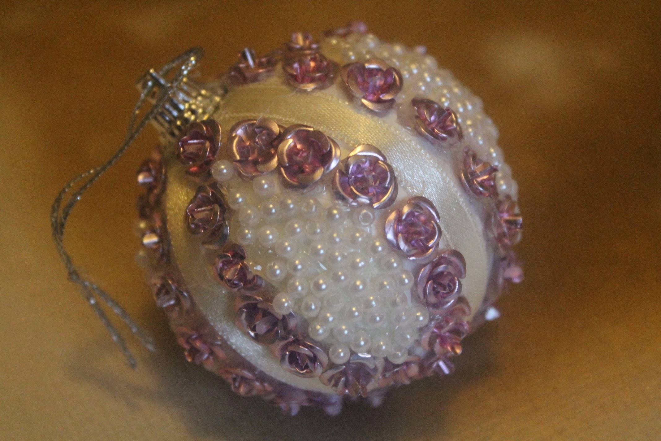 DIY. Zrób to sam - bombka ze styropianu z różyczkami i perełkami
