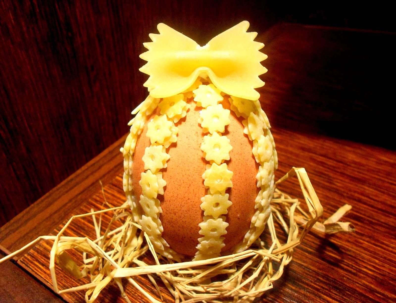 Wielkanocna pisanka z makaronu