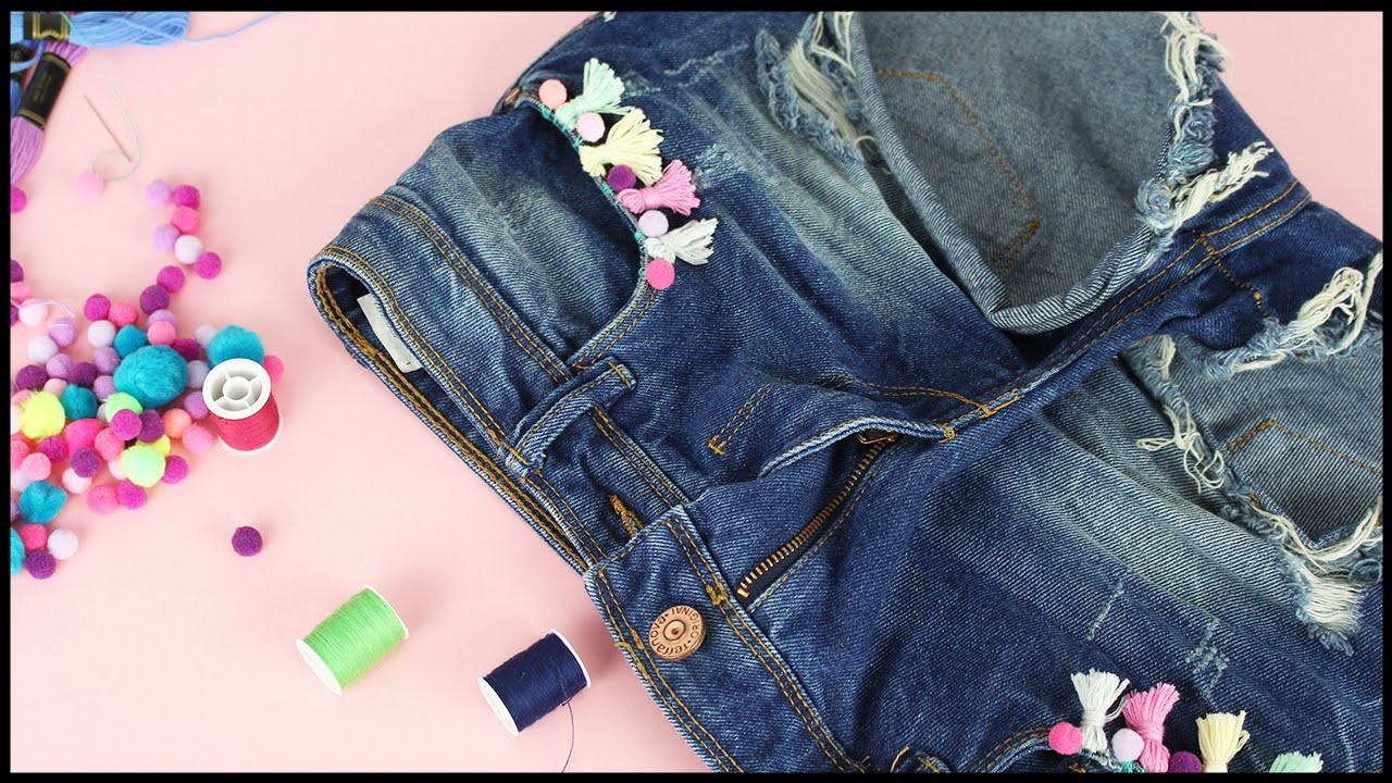Szorty z frędzlami i pomponikami DIY - pomysł na przeróbkę jeansów