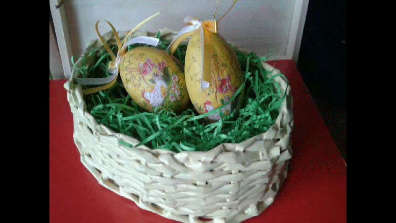 Wielkanocny stroik jajko z papierowej wikliny. Easter egg wreath of paper wicker.
