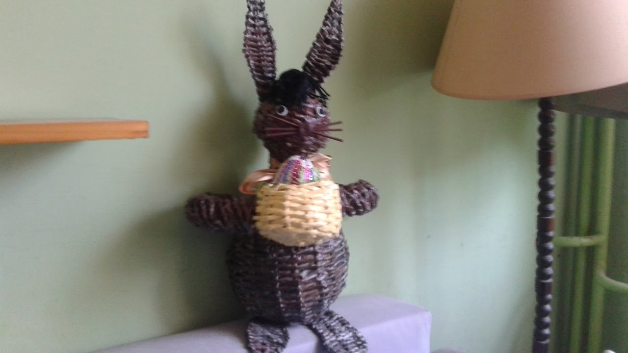 Wielkanocny zając z papierowej wikliny. Easter bunny with a wicker paper.