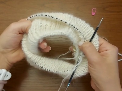 Jak wykończyć sweter przy szyi podwójnie składanym ściągaczem