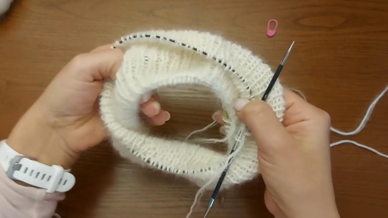 Jak wykończyć sweter przy szyi podwójnie składanym ściągaczem
