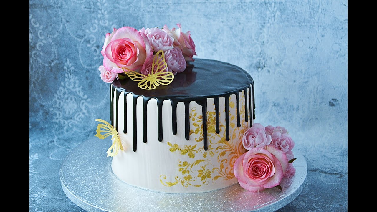 Tort z musem z białej czekolady - jak zrobić dekoracje na torcie szablonem - przepis