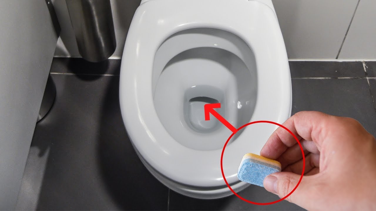 Wrzuć tabletkę ze zmywarki do toalety i zobacz co się stanie