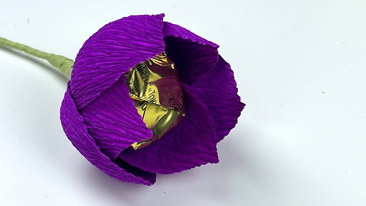Фиолетовые цветы из креп бумаги и конфет для сладкой композиции. Свитдизайн. DIY Buket7ruTV