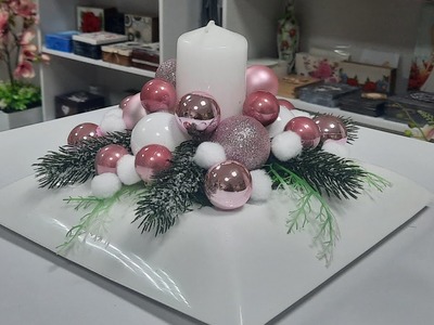 Stroik bożonarodzeniowy na stół, komodę w bieli i różu.