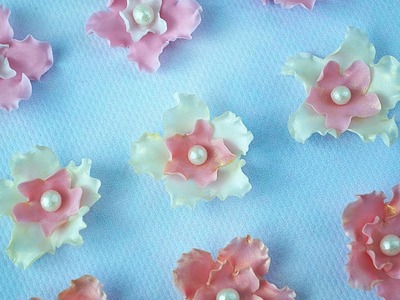 Kwiatki z masy cukrowej do dekoracji tortu i babeczek - tutorial.