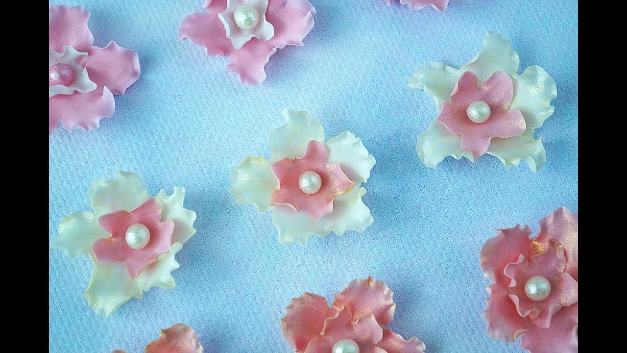 Kwiatki z masy cukrowej do dekoracji tortu i babeczek - tutorial.